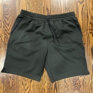 UNDER ARMOUR GREEN WORKOUT SHORTS IN SIZE LARGE FANTASTIC CONDITION